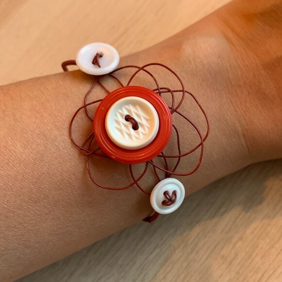 2x18$ โ๏ธ ๐ Creation - Red wire and white buttons Bracelet - Picture 5 of 6